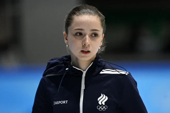 Kamila Valijeva je v ekipni tekmi umetnostega drsanja že osvojila zlato kolajno. FOTO: Manan Vatsyayana/AFP