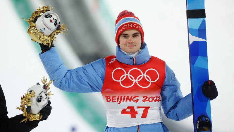 Fotografija: Marius Lindvik je olimpijski šampion, v drugi seriji je preskočil odličnega Rjojuja Kobajašija in mu iz ro iztrgal drugo zlato kolajno. FOTO: Kai Pfaffenbach/Reuters
