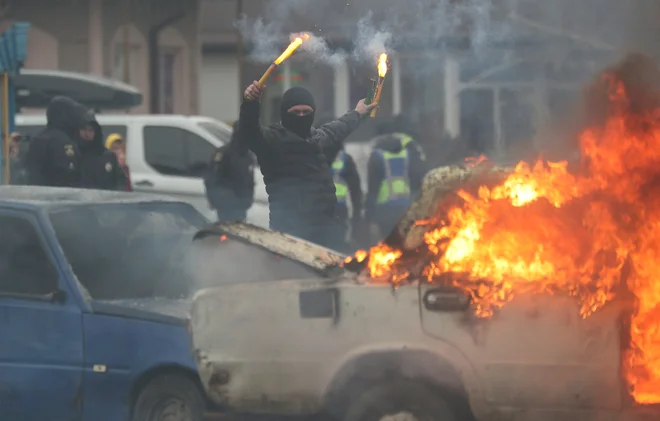 Vojaški treningi ukrajinskih varnostnih sil v Kalančaku. Foto Irakli Gedenidze/Reuters
