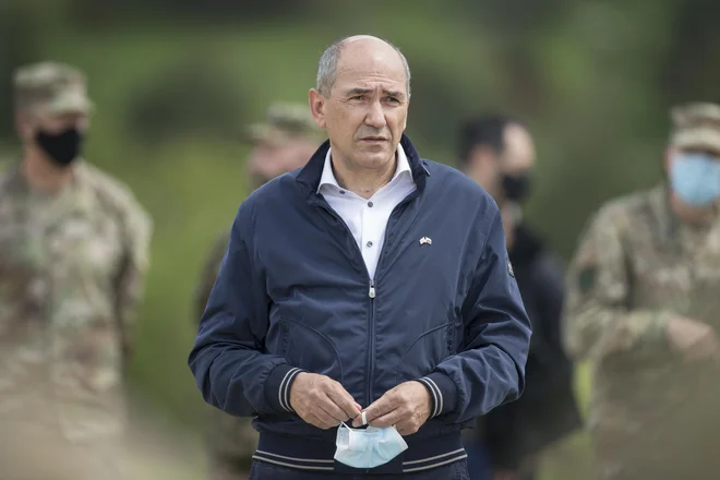 Premier Janez Janša se bo do konca meseca podal v Ukrajino, Rusija naj bi jo sicer napadla že v prihajajočem tednu, trdijo ZDA. FOTO: Jure Eržen/Delo
