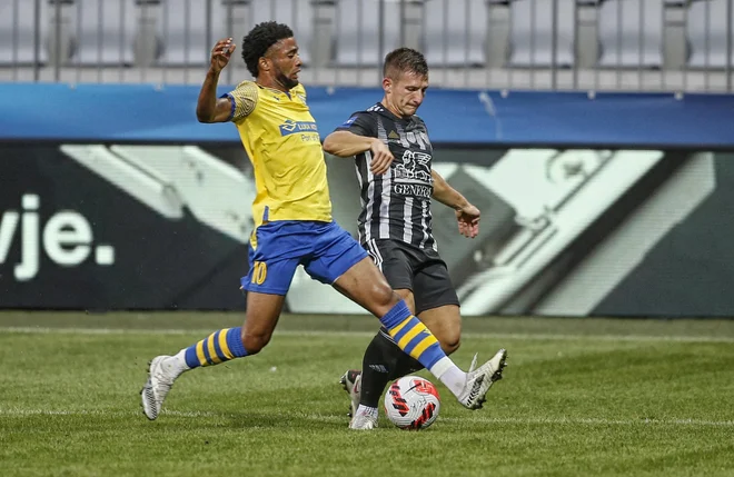Jamajčan Kaheem Parris je bil z dvema goloma med najzaslužnejšimi za zmago Koprčanov. FOTO: Blaž Samec/Delo
