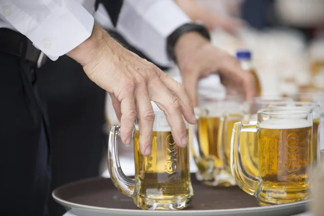 Za uživanje alkohola po športu se v rekreativnem žargonu uporablja izraz rehidracija.&nbsp;FOTO: Jure Eržen/Delo
