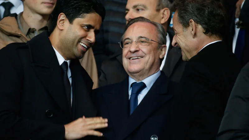 Fotografija: Naser Al-Helaifi in Florentino Perez v manj napetem obdobju svojega odnosa, oktobra 2015 na tekmi lige prvakov v Parizu, ko jima je družbo delal tudi takratni francoski predsednik Nicolas Sarkozy. FOTO: Charles Platiau/Reuters