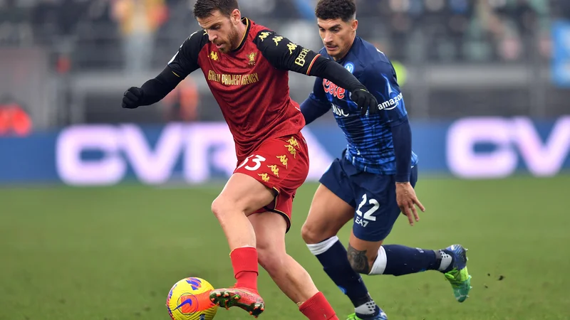Fotografija: Domen Črnigoj (levo) se je prvenca v serie A razveselil decembra proti Veroni, enkrat je zadel tudi v pokalu. FOTO: Jennifer Lorenzini/Reuters