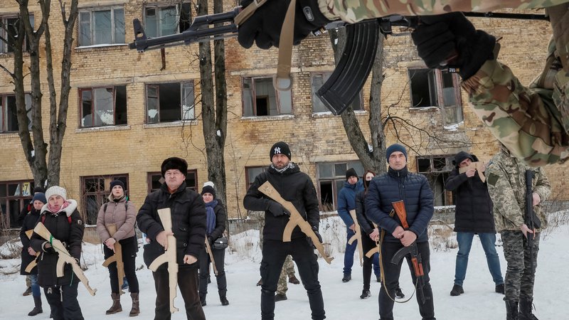 Fotografija: Člani ukrajinske nacionalne garde med vojaškimi vajami. FOTO: Gleb Garanich/Reuters
