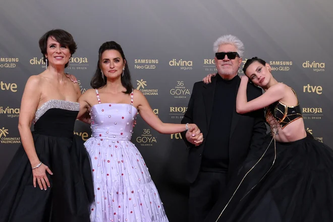 Igralke Aitana Sánchez-Gijón, Penélope Cruz in Milena Smit z režiserjem filma Vzporedni materi Pedrom Almodóvarjem. FOTO: Lluis Gene/Afp
