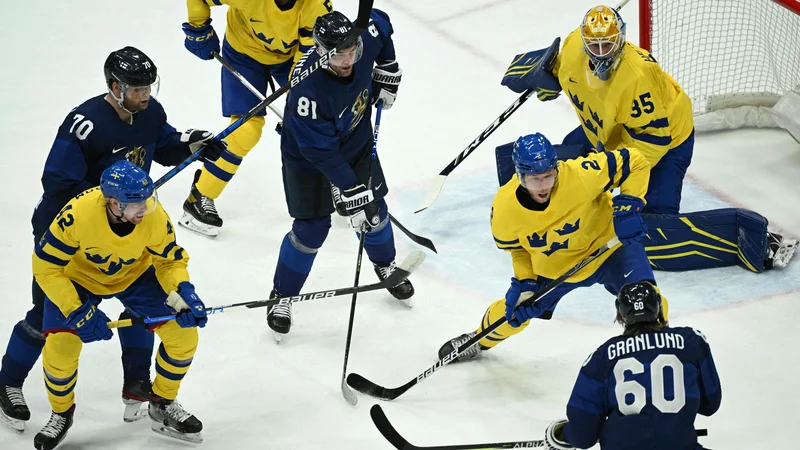 Fotografija: Kazalo je na zanesljivo zmago Švedov, nato je vratar Magnus Hellberg začel pobirati ploščke iz svoje mreže. FOTO: Kirill Kudrjavcev/AFP
