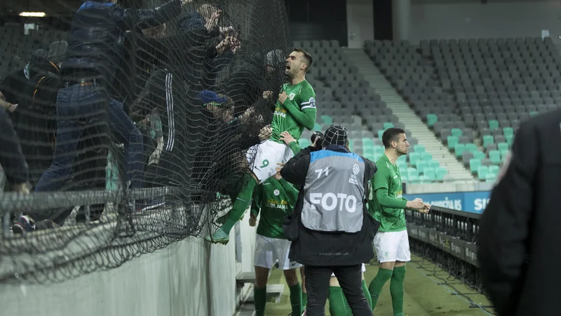 Fotografija: Mustafa Nukić je z navijači proslavil veliko in pomembno zmago. FOTO: Jure Eržen/Delo