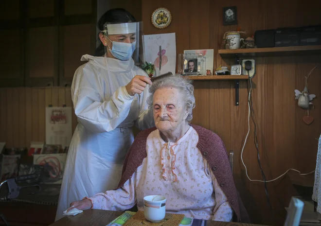 Že več let se zmanjšuje delež mlajših od 65 let, ki potrebujejo pomoč na domu, povečuje pa se število starejših; kar dve tretjini uporabnikov je starih 80 let in več. FOTO: Jože Suhadolnik/Delo
