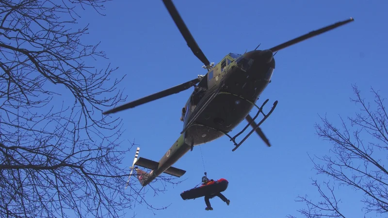 Fotografija: S policijskim helikopterjem so truplo preminulega pohodnika prepeljali v Trento. Fotografija je simbolna. GOTO: Miljko Lesjak/GRSTolmin