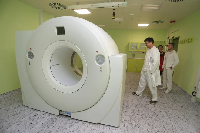 V prvem valu epidemije je na OI Ljubljana in v UKC Maribor število novih bolnikov z rakom v bolnišnici značilno upadlo. Na fotografiji: odprtje onkologije v UKC Maribor decembra 2015. FOTO: Tadej Regent/Delo
