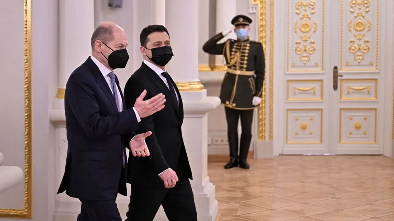 Fotografija: Nemški kancler Olaf Scholz na prvem obisku Ukrajine po izvolitvi za kanclerja. Srečanje z ukrajinskim predsednikom Voldomirjem Zelenskim je minilo pod vtisom ukrajinskem krize. FOTO: AFP