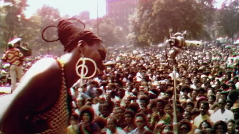 Nina Simone je nastop na Harlemskem kulturnem festivalu radikalizirala z verzi iz pesmi Davida Nelsona: Ali ste pripravljeni požgati zgradbe?
FOTO: arhiv Hulu