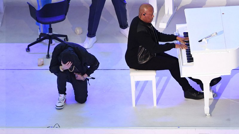 Fotografija: Eminem (kleči) in Dr. Dre sta odmevni nastop izkoristila tudi za kritiko policijskega nasilje nad temnopoltimi. FOTO: Valerie Macon/Afp
