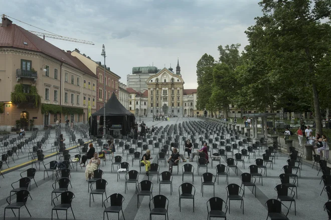 Kako dolgo še? Pogled na ljubljanski Kongresni trg. FOTO: Jure Eržen/Delo
