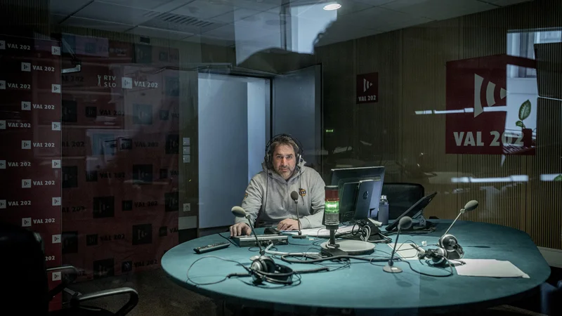 Fotografija: Prijateljica Saša ima v službi ves dan prižgan Aktual, teta obožuje Miho Šaleharja na Valu 202, sama pa med vožnjo najraje poslušam radio Ekspres. FOTO: Voranc Vogel/Delo
