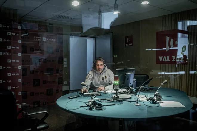 Prijateljica Saša ima v službi ves dan prižgan Aktual, teta obožuje Miho Šaleharja na Valu 202, sama pa med vožnjo najraje poslušam radio Ekspres. FOTO: Voranc Vogel/Delo
