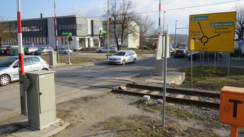 Fotografija: V središču Ivančne Gorice bo zunajnivojski prehod za pešce in kolesarje nekoč zamenjal zapornice. FOTO: Bojan Rajšek/Delo
