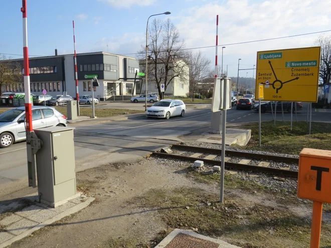 V središču Ivančne Gorice bo zunajnivojski prehod za pešce in kolesarje nekoč zamenjal zapornice. FOTO: Bojan Rajšek/Delo
