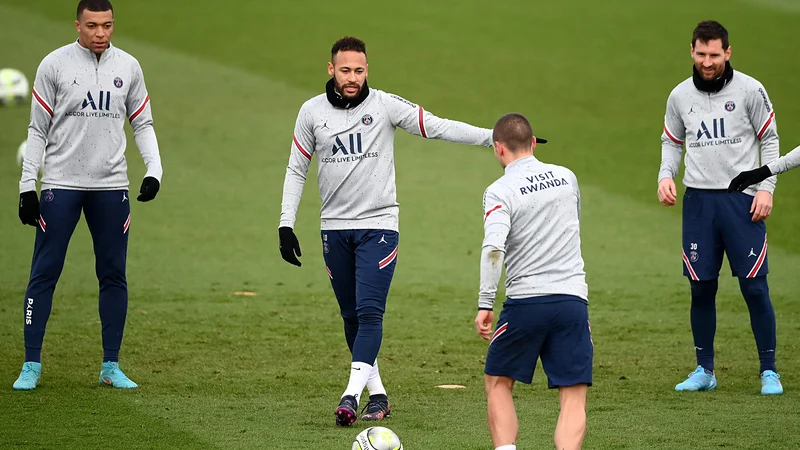 Fotografija: PSG premore močna orožja: takole so vadili na treningu (z leve) velemojstri Kylian Mbappe, Neymar, Marco Verratti in Lionel Messi. FOTO: Franck Fife/AFP
