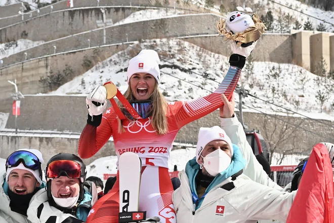 Corinne Suter je dopolnila švicarski uspehe v alskem smučanju v Pekingu.  FOTO: Jeff Pachoud/AFP
