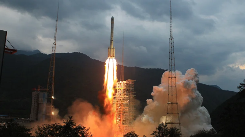 Fotografija: Na fotografiji je raketa dolgi pohod 3C iz odprave Chang'e 2. FOTO: Xinhua/Reuters