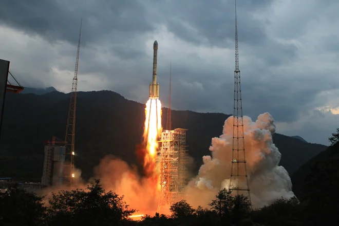 Na fotografiji je raketa dolgi pohod 3C iz odprave Chang'e 2. FOTO: Xinhua/Reuters 