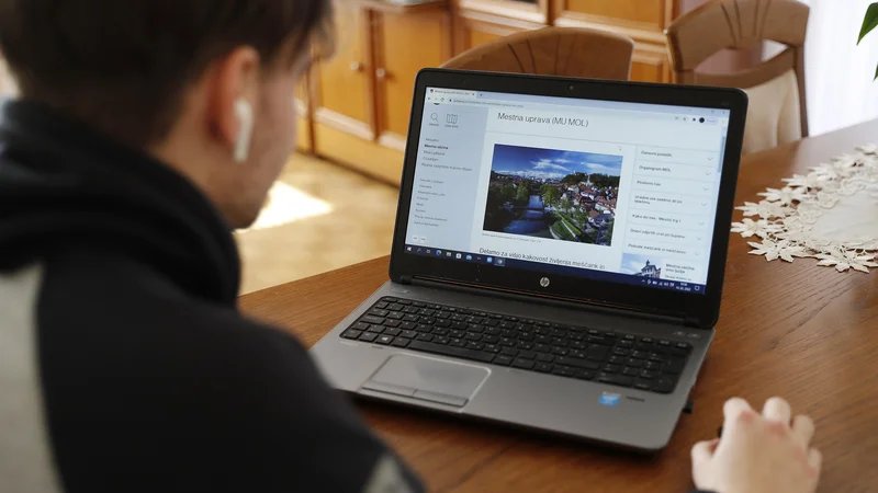 Fotografija: Ljubljančani in obiskovalci prestolnice bodo uporabne podatke o storitvah in dogajanju v občini po novem dobili na posodobljeni digitalni platformi. FOTO: Leon Vidic/Delo