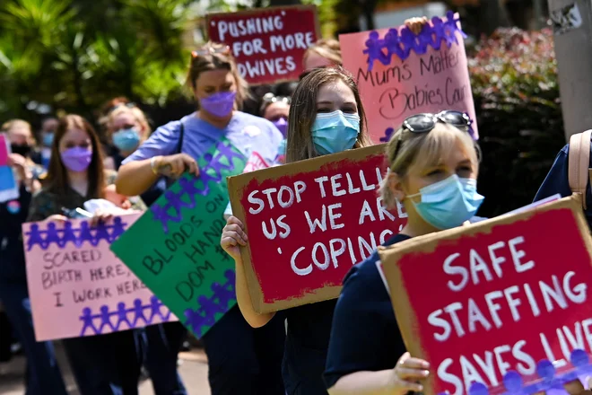 Medicinske sestre javne bolnišnice v Sydneyju stavkajo zaradi pomanjkanja osebja ter stresa in obremenitev, povezanih s pandemijo. Foto: Steven Saphore/Afp
