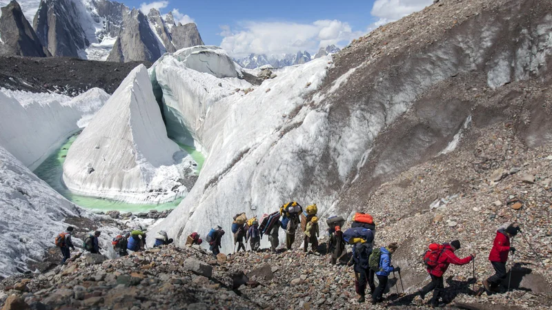 Fotografija: Odprava otrok alpinistov, ki so leta 1986 umrli na gori K2, je bila tudi za režiserko zelo čustvena. FOTO: David Kaszlikowski/Vertical Vision
