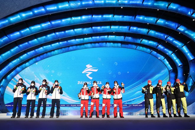 Najboljša moštva z včerajšnje olimpijske tekme v Pekingu. FOTO: Kim Hong Dži/Reuters
