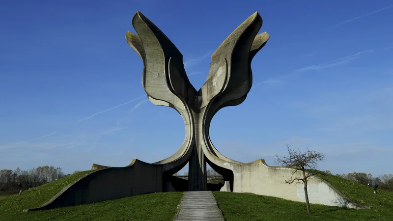 Fotografija: V Glasu Koncila so taborišče smrti v Jasenovcu predstavili kot rekreacijski center. FOTO: Antonio Bronić/Reuters
