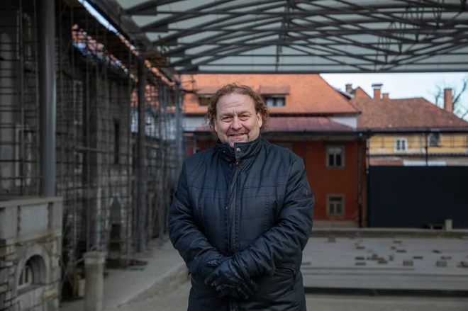 Darko Brlek pravi, da je streha funkcionalna in lepa. FOTO:&nbsp;Voranc Vogel/Delo
