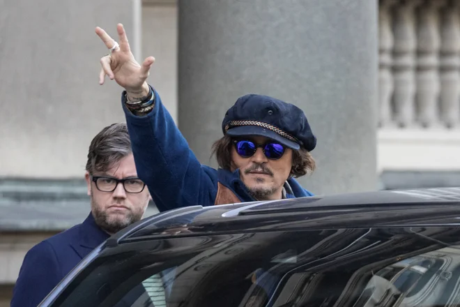 Ameriškemu igralcu Johnnyju Deppu, ki je zaslovel z naslovno vlogo v filmu Pirati s Karibov, je srbski predsednik Aleksandar Vučić včeraj podelil odlikovanje za posebne zasluge za narod. Ali si je s tem kupil tudi zmago na volitvah, bo jasno 3. aprila. FOTO: Marko Djurica/Reuters
