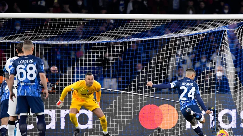 Fotografija: Samir Handanović tako kot bratranec Jasmin velja za mojstra 11-metrovk. Lorenzo Insigne ga je na zadnji tekmi serie A premagal, v ligi prvakov mu strela z bele točke še ni uspelo ubraniti (razmerje 0:3). Izkoristek Jasmina Handanovića v LP je izjemnih 2:3, z obrambo najstrožje kazni Jamesu Milnerju se je izkazal tudi v Liverpoolu. FOTO: Alberto Pizzoli/AFP