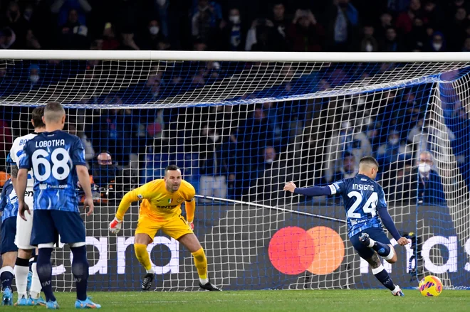 Samir Handanović tako kot bratranec Jasmin velja za mojstra 11-metrovk. Lorenzo Insigne ga je na zadnji tekmi serie A premagal, v ligi prvakov mu strela z bele točke še ni uspelo ubraniti (razmerje 0:3). Izkoristek Jasmina Handanovića v LP je izjemnih&nbsp;2:3, z obrambo najstrožje kazni Jamesu Milnerju se je izkazal tudi v Liverpoolu. FOTO: Alberto Pizzoli/AFP
