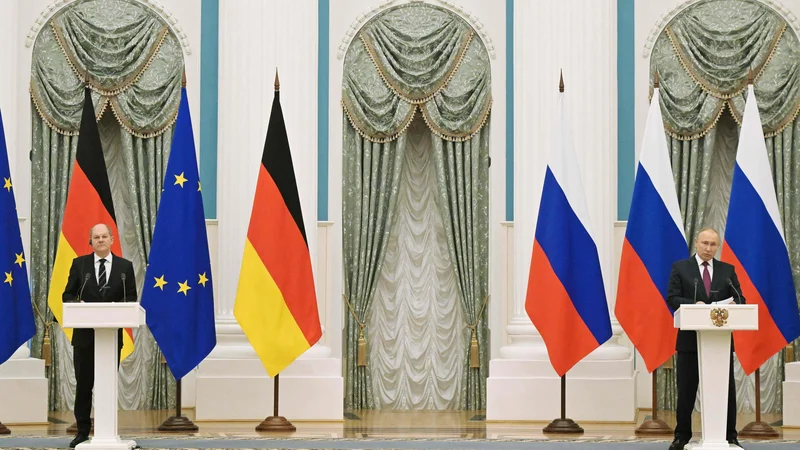 Fotografija: Nemški kancler Olaf Scholz je včeraj obiskal ruskega predsednika Vladimirja Putina, s katerim sta razpravljala predvsem o ukrajinski krizi. FOTO: Mikhail Klimentyev/AFP