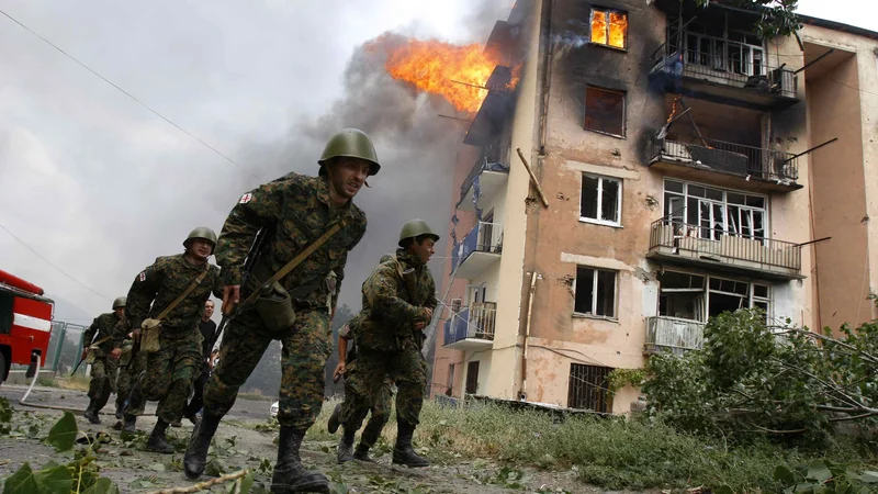 Fotografija: V Gruziji so leta 2008 verjeli, da bodo lahko s silo rešili problem z uporniki v Južni Osetiji, Rusija pa je priznala neodvisnost dveh njenih uporniških ozemelj. FOTO: Gleb Garanič/Reuters