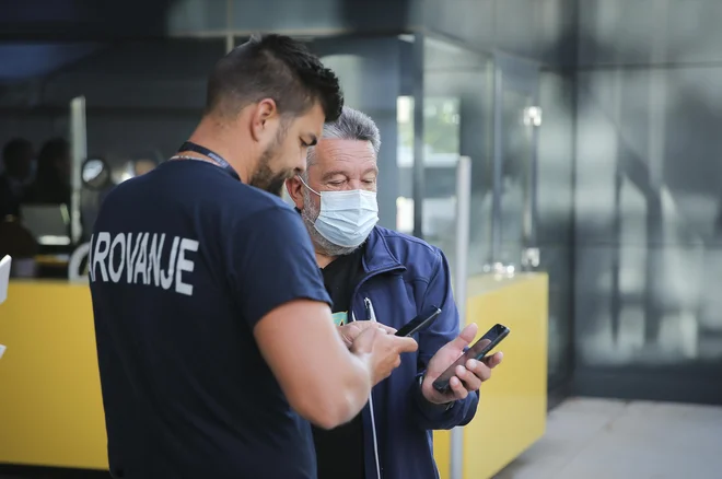 Stroka je opredelila dejavnosti, kjer so stiki med ljudmi manj tvegani in se lahko odpravi pogoj PCT, npr. v trgovinski dejavnosti, bankah, knjižnicah, bencinskih servisih itd. FOTO: Jože Suhadolnik/Delo
