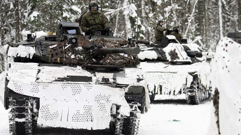 Fotografija: Britanski vojaki na usposabljanju v okviru Natove operacije v Estoniji. FOTO: Alain Jocard/AFP