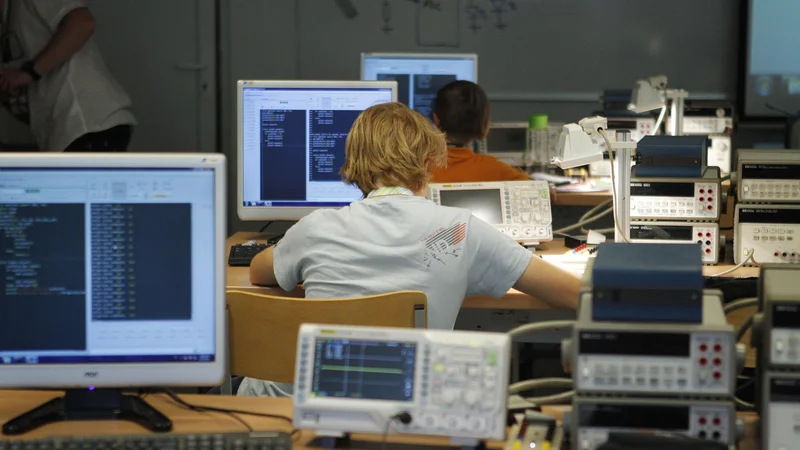 Kriminalisti starše pozvajo, naj otroke nadzorujejo pri uporabi elektronskih naprav in spleta. FOTO: Leon Vidic/Delo
