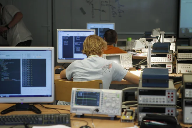 Kriminalisti starše pozvajo, naj otroke nadzorujejo pri uporabi elektronskih naprav in spleta. FOTO: Leon Vidic/Delo
