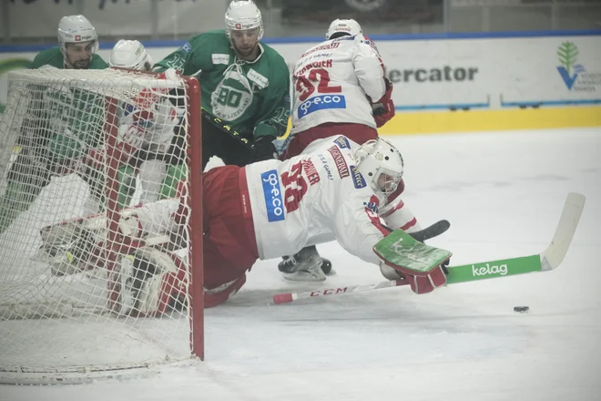 Hokejisti SŽ Olimpije so z nogometnim izidom 1:0 premagali igralce celovškega moštva KAC. FOTO: Jure Eržen/Delo
