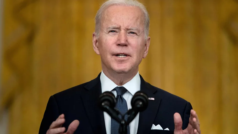 Fotografija: Ameriški predsednik Joe Biden se je obrnil na ruske in svoje državljane. FOTO: Brendan Smialowski/AFP
