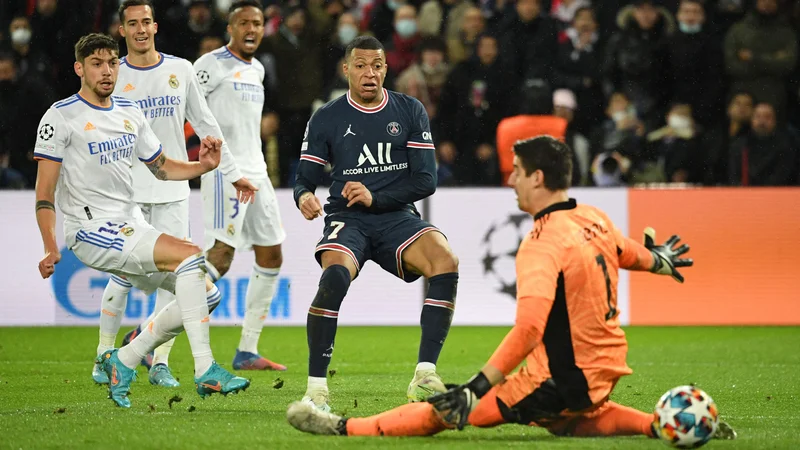 Fotografija: Kylian Mbappe je takole spravil žogo za hrbet Realovega vratarja Thibauta Courtoisa. FOTO: Alain Jocard/AFP