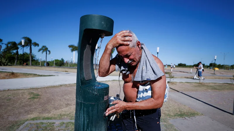 Fotografija: Če temperatura zraka doseže temperaturo človeškega telesa in je zračna vlaga na meji rosišča, potenje ni mogoče in telo lahko doživi vročinski udar. FOTO: Agustin Marcarian/Reuters