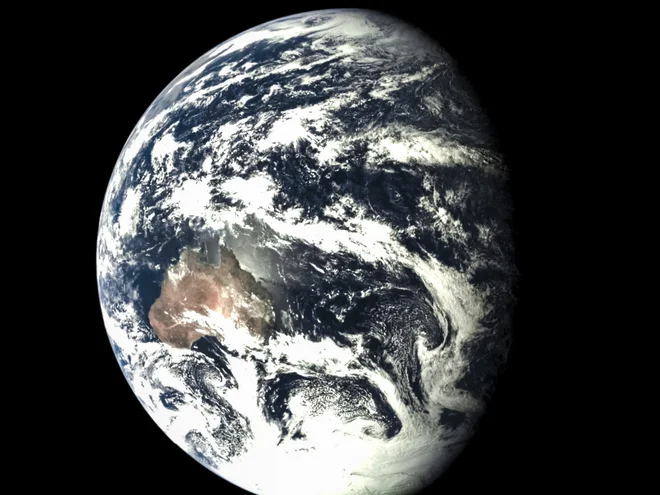Zemlja, kot jo je slikala sonda Chang'e 5-T1. FOTO: Cnsa/Cas
