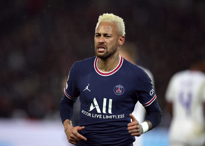 Po daljšem času je na igrišče pritekel tudi Neymar. FOTO: Sarah Meyssonnier/Reuters
