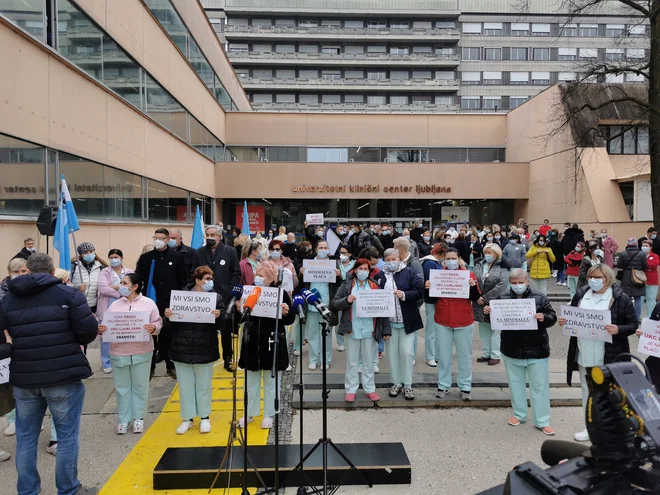 Stavkajoči zaposleni UKC Ljubljana. V službah za naročanje se bo med stavko oglašal avtomatski odzivnik. FOTO: Jože Suhadolnik/Delo
