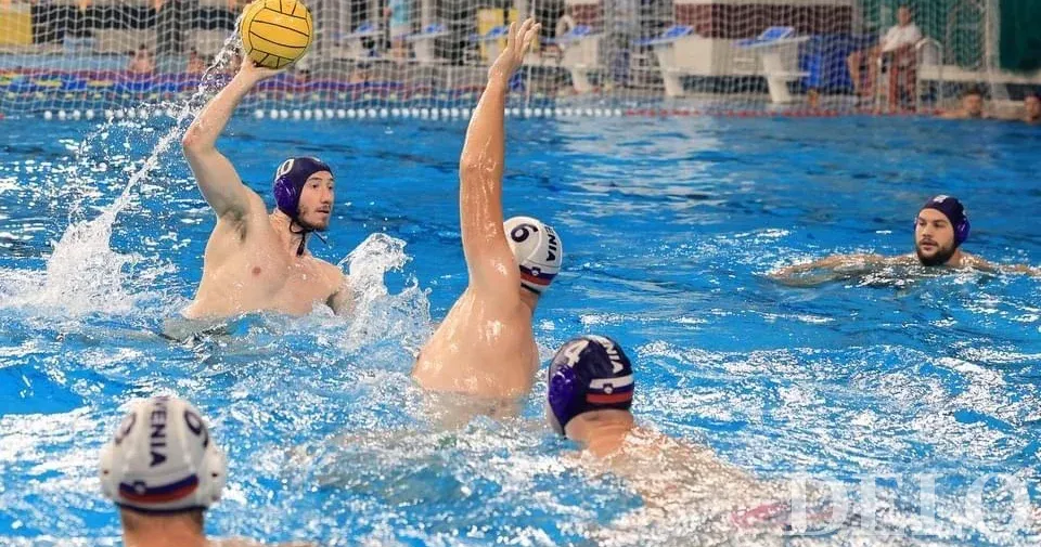 Joueurs de water-polo dans un tournoi national pour se battre pour le championnat d’Europe